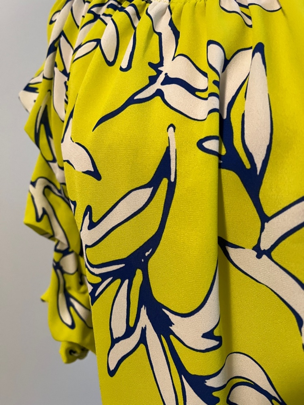 CeCe Floral Blouse. - Picture 3 of 12